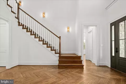 8407 Holly Leaf Dr, Mclean, VA 22102 photo 3