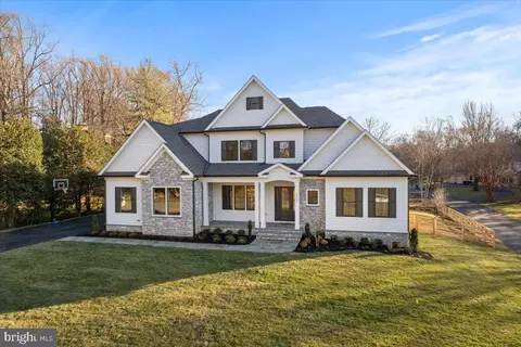 8407 Holly Leaf Dr, Mclean, VA 22102