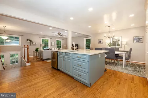 9626 Shipwright Dr, Burke, VA 22015 photo 2