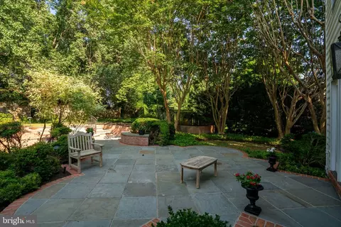 Exterior - 1197 Meadow Green Ln, Mclean, VA 22102 photo 13 of 33