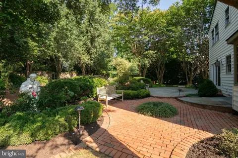 Exterior - 1197 Meadow Green Ln, Mclean, VA 22102 photo 16 of 33