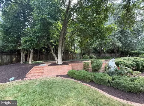Exterior - 1197 Meadow Green Ln, Mclean, VA 22102 photo 17 of 33