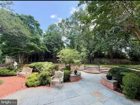 Exterior - 1197 Meadow Green Ln, Mclean, VA 22102 photo 10 of 33