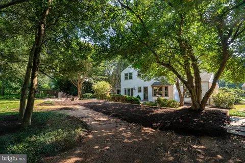 Exterior - 1197 Meadow Green Ln, Mclean, VA 22102 photo 18 of 33