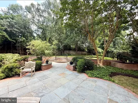 Exterior - 1197 Meadow Green Ln, Mclean, VA 22102 photo 11 of 33