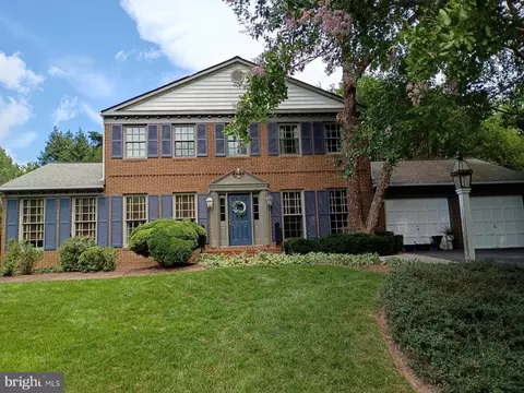 Exterior - 1197 Meadow Green Ln, Mclean, VA 22102 photo 6 of 33
