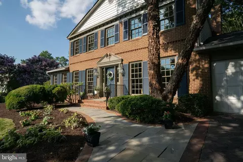 Exterior - 1197 Meadow Green Ln, Mclean, VA 22102 photo 8 of 33