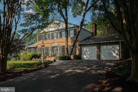 Exterior - 1197 Meadow Green Ln, Mclean, VA 22102 photo 7 of 33