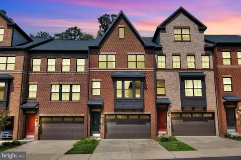 2820 Hokie Ln, Alexandria, VA 22306