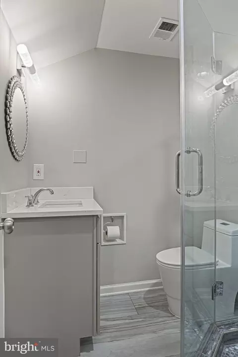 Bath - 1978 Logan Manor Dr, Reston, VA 20190 photo 6 of 8