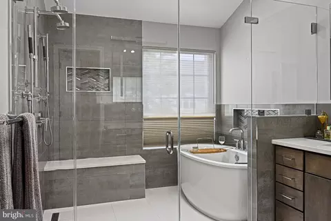 Bath - 1978 Logan Manor Dr, Reston, VA 20190 photo 2 of 8