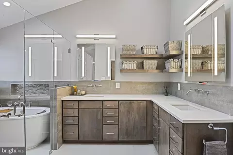 Bath - 1978 Logan Manor Dr, Reston, VA 20190 photo 1 of 8