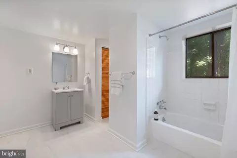 Bath - 7710 Huntmaster Ln, Mclean, VA 22102 photo 5 of 5