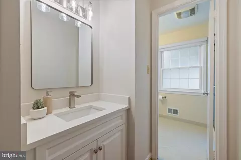 Bath - 7710 Huntmaster Ln, Mclean, VA 22102 photo 4 of 5
