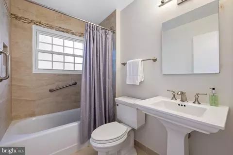 Bath - 7710 Huntmaster Ln, Mclean, VA 22102 photo 3 of 5