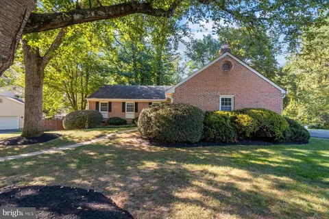 Exterior - 7710 Huntmaster Ln, Mclean, VA 22102 photo 2 of 7