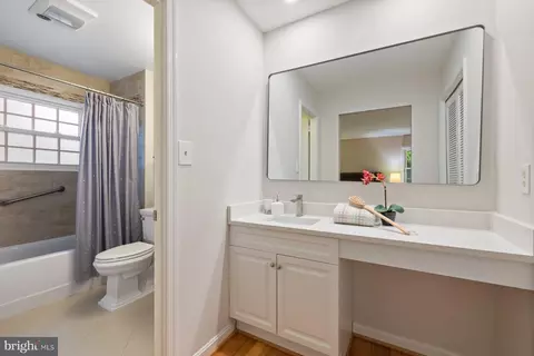 Bath - 7710 Huntmaster Ln, Mclean, VA 22102 photo 2 of 5
