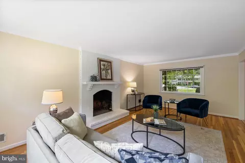 Living - 7710 Huntmaster Ln, Mclean, VA 22102 photo 4 of 8