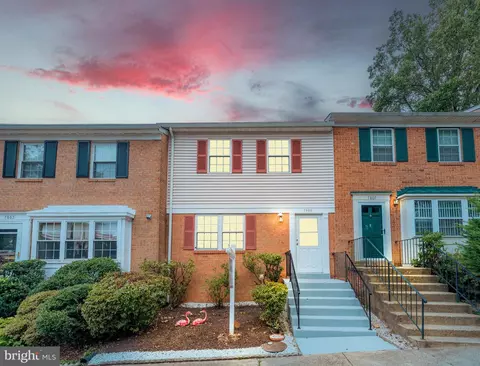 7805 Trevino Ln, Falls Church, VA 22043