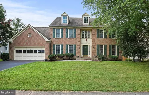 1319 Summerfield Dr, Herndon, VA 20170