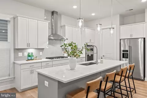 4635 Wood Glen Rd, Fairfax, VA 22032