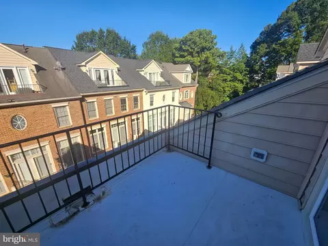 Exterior - 1652 Colonial Hills Dr, Mclean, VA 22102 photo 4 of 6