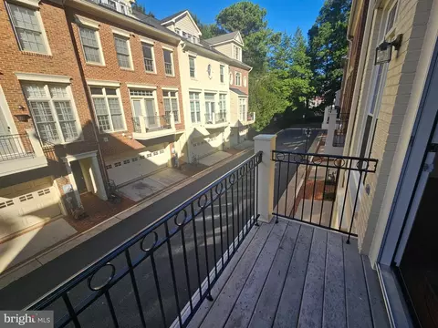 Exterior - 1652 Colonial Hills Dr, Mclean, VA 22102 photo 3 of 6