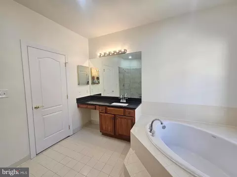 Bath - 1652 Colonial Hills Dr, Mclean, VA 22102 photo 2 of 6