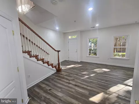 Living - 1652 Colonial Hills Dr, Mclean, VA 22102 photo 3 of 12