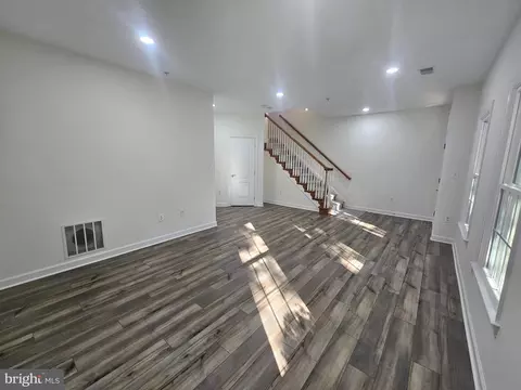 Living - 1652 Colonial Hills Dr, Mclean, VA 22102 photo 2 of 12