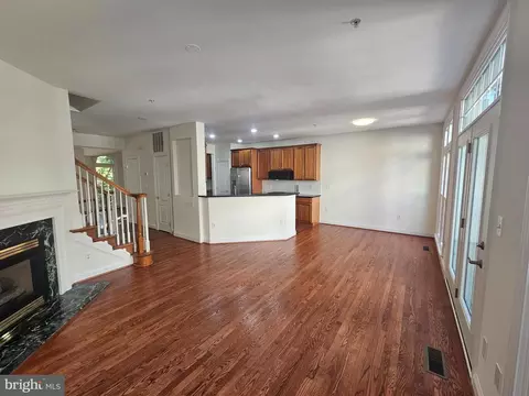 Living - 1652 Colonial Hills Dr, Mclean, VA 22102 photo 9 of 12