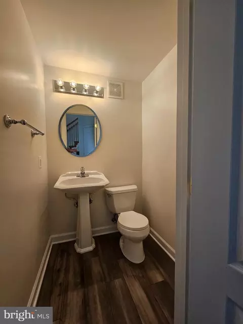 Entry Way - 1652 Colonial Hills Dr, Mclean, VA 22102 photo 1 of 8