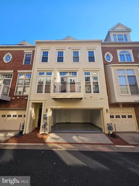 Exterior - 1652 Colonial Hills Dr, Mclean, VA 22102 photo 5 of 6