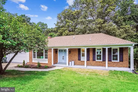 8108 Kings Point Ct, Springfield, VA 22153