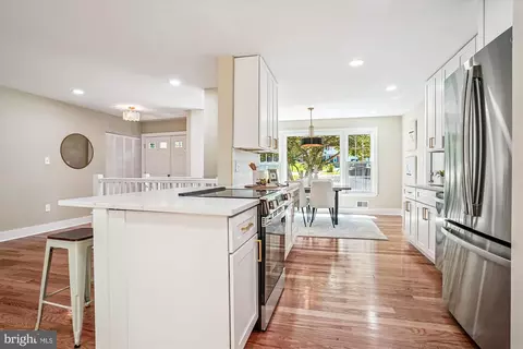 8108 Kings Point Ct, Springfield, VA 22153 photo 5
