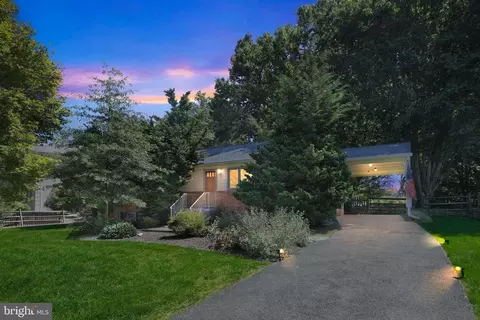 431 Creek Crossing Rd NE, Vienna, VA 22180