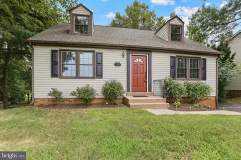 719 Palmer Dr, Herndon, VA 20170