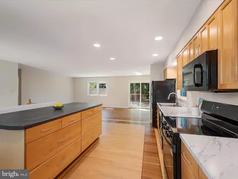 855 Park Ave, Herndon, VA 20170 photo 13
