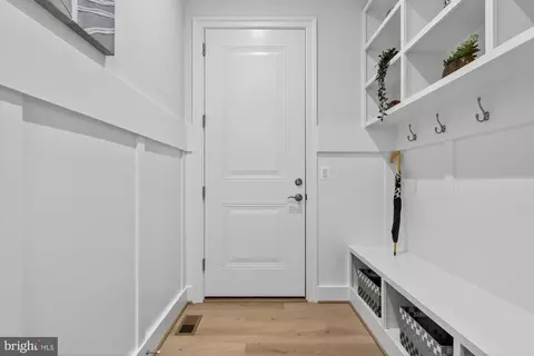 Entry Way - 1314 Macbeth St, Mclean, VA 22102 photo 10 of 28