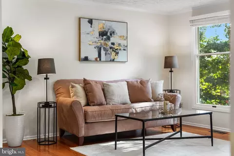 Living - 8690 Young Ct, Springfield, VA 22153 photo 2 of 4