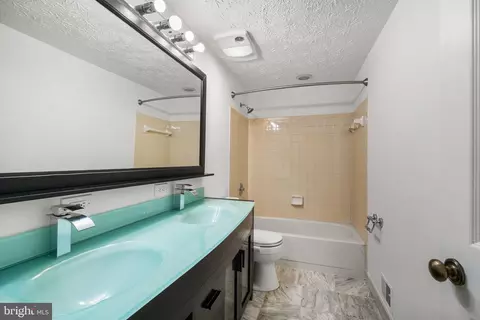 Bath - 8690 Young Ct, Springfield, VA 22153 photo 2 of 4