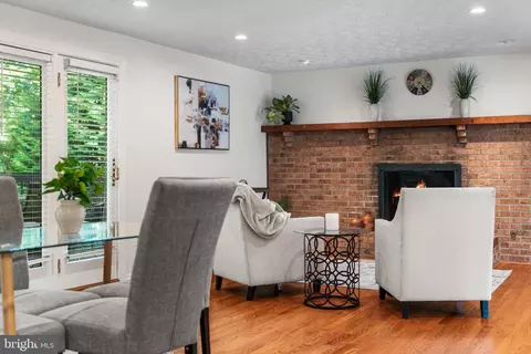 Living - 8690 Young Ct, Springfield, VA 22153 photo 3 of 4