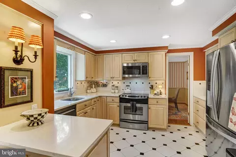 Kitchen - 9403 Onion Patch Dr, Burke, VA 22015 photo 4 of 5