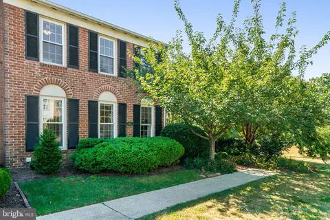 5631 Ridge View Dr, Alexandria, VA 22310