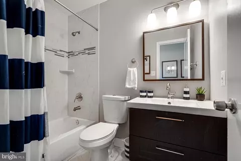 Bath - 2091 Cobblestone Ln, Reston, VA 20191 photo 3 of 4