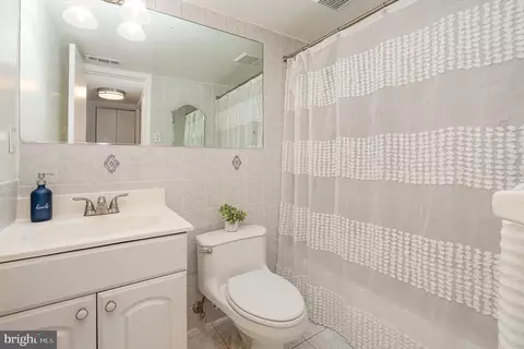 Bath - 1923 Wilson Ln #102, Mclean, VA 22102 photo 1 of 1