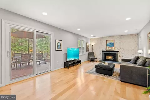 Living - 11612 Clipstone Ln, Reston, VA 20191 photo 2 of 3