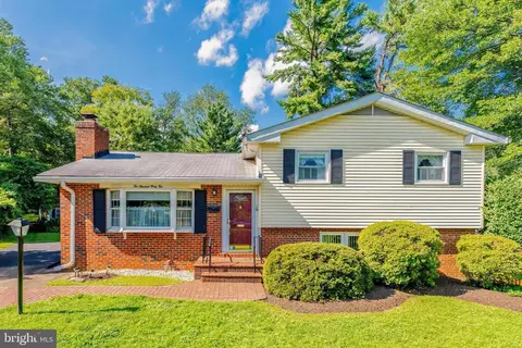 242 Hillside Cir SW, Vienna, VA 22180