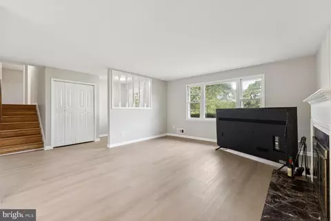 Living - 5307 Kepler Ln, Springfield, VA 22151 photo 4 of 4