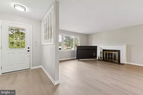 Living - 5307 Kepler Ln, Springfield, VA 22151 photo 3 of 4